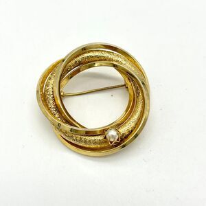 Vintage Gold Tone Circle Pearl Brooch Pin Textured Swirl Design‎ Classic Jewelry